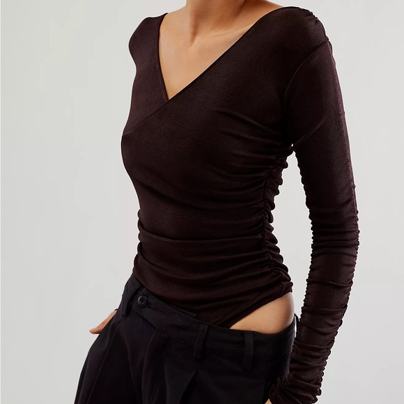 New Free People x Intimately Reya Long Sleeve Bodysuit Top In Hot Fudge - Picture 2 of 13